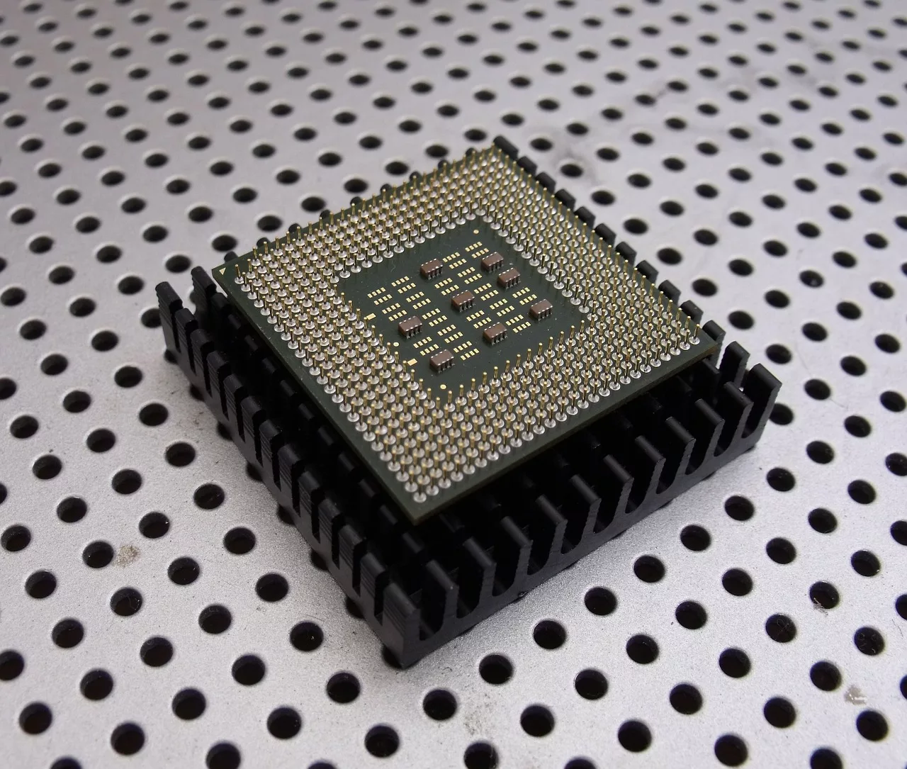Flip chip interconnects based on carbon nanofibers-solder composites